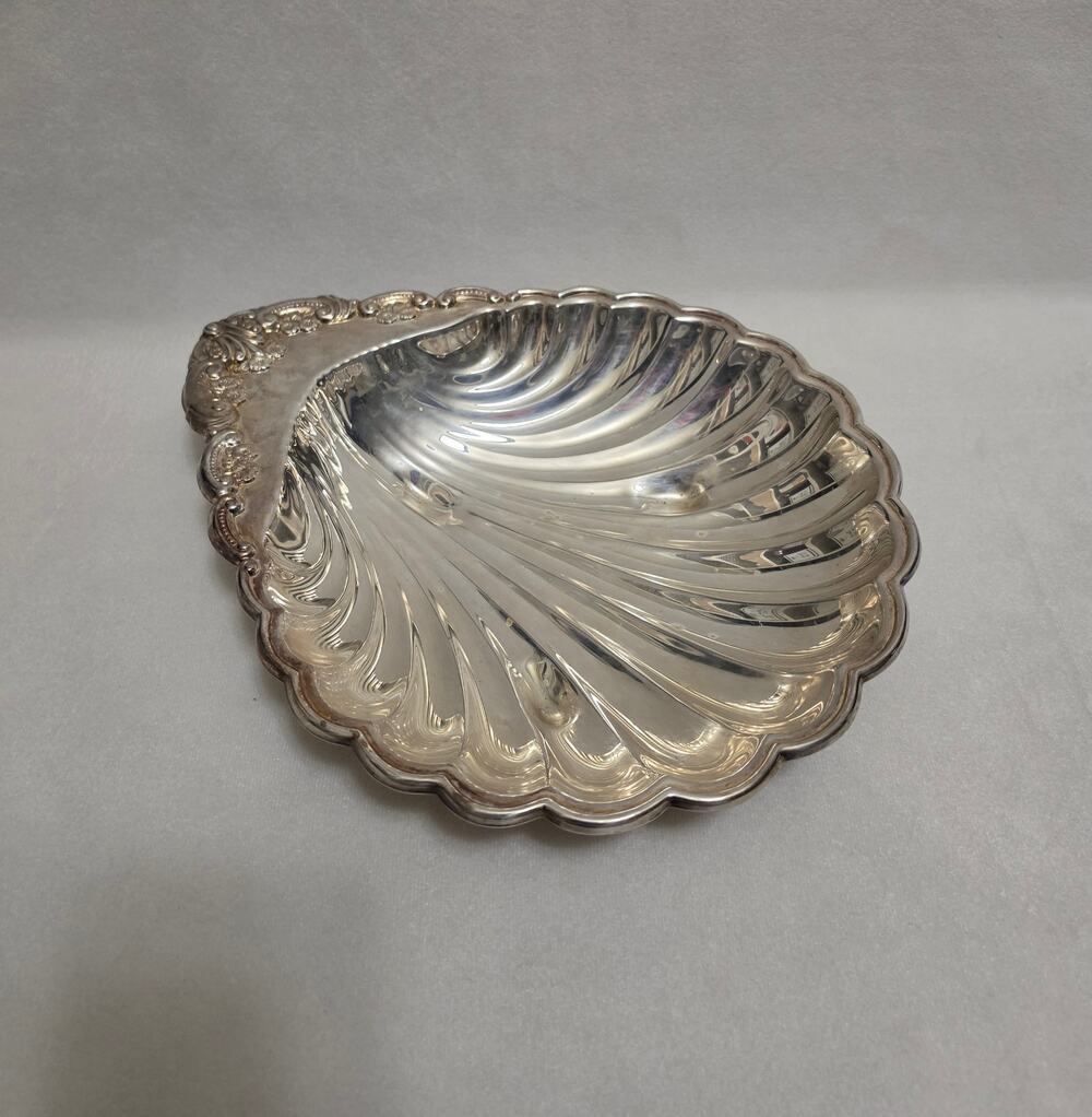 VNTG Silverplate Clamshell Serving Dish Tray Floral Border Scalloped Sea Shell